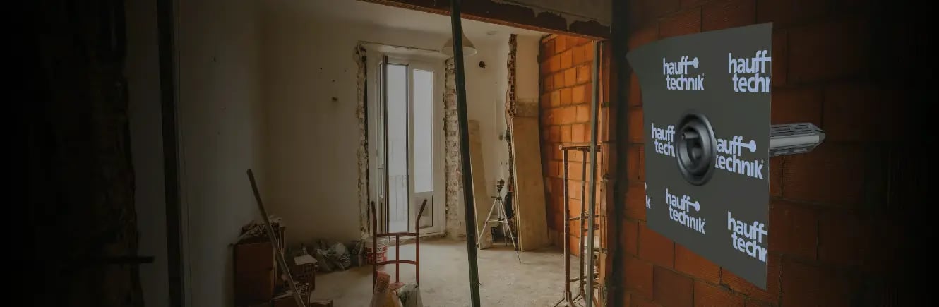 Vogelperspektive auf eine Baustelle mit verlegten Leerrohren und Leitungen für eine Mehrspartenhauseinführung