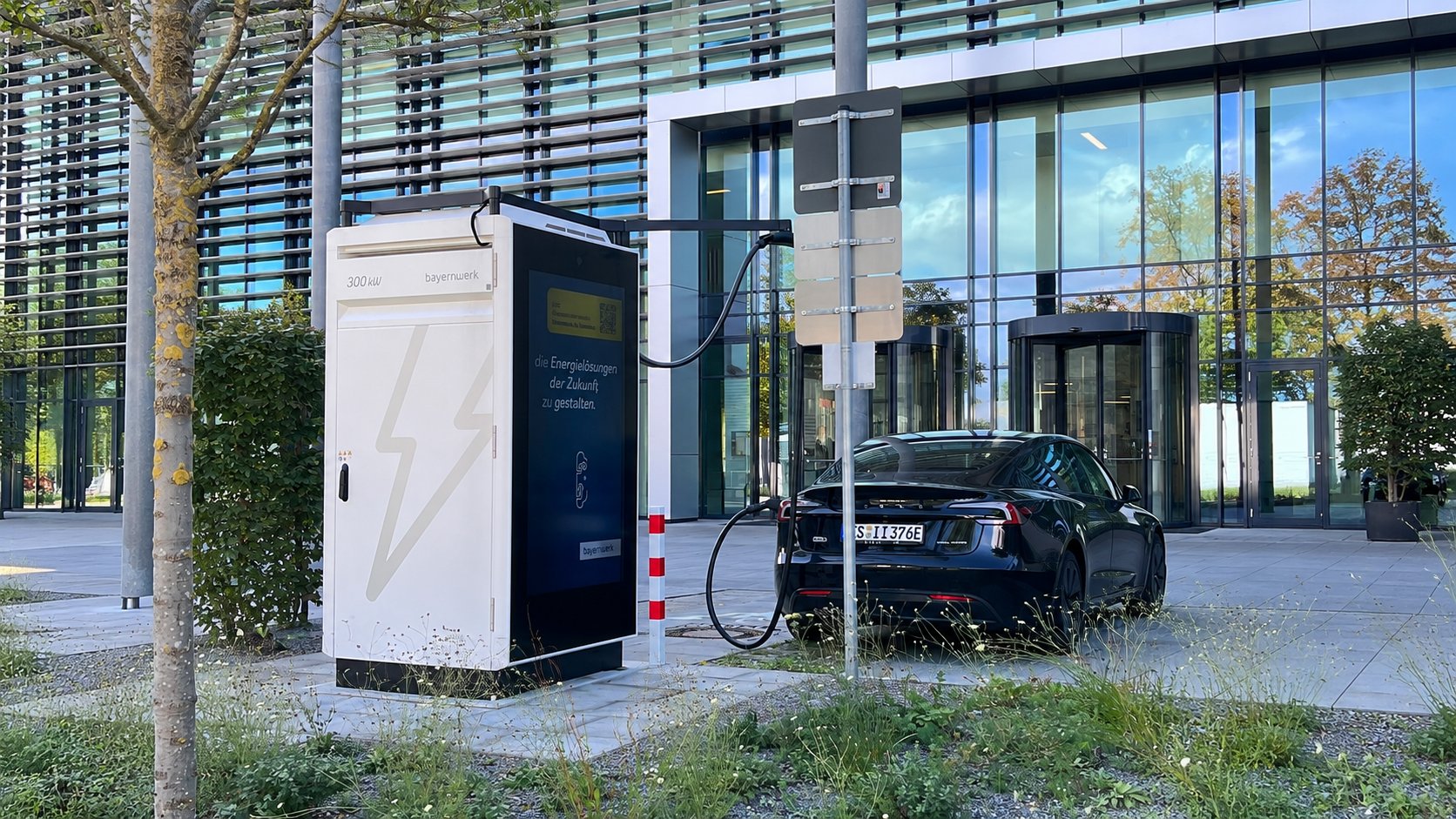 Microgrid-Feldtest: Wie weit kommt man mit 125 kW Netzanschluss und einem Batteriespeicher?