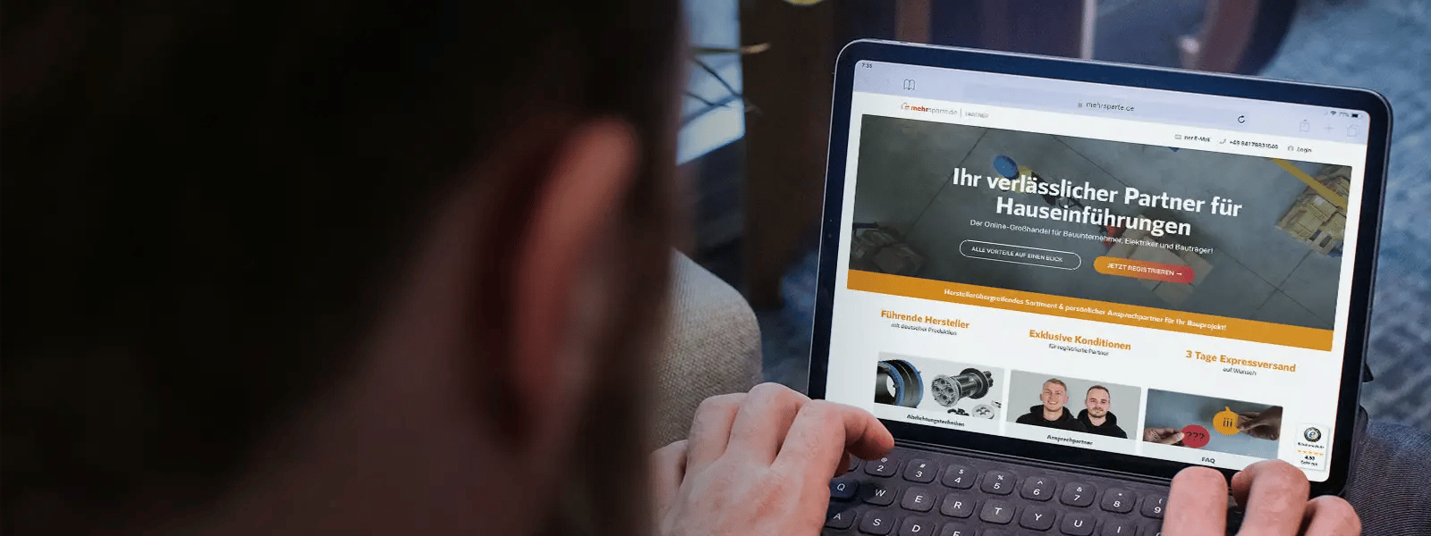 Person betrachtet auf einem Tablet eine Website für Hauseinführungen und Mehrspartenhauseinführungen