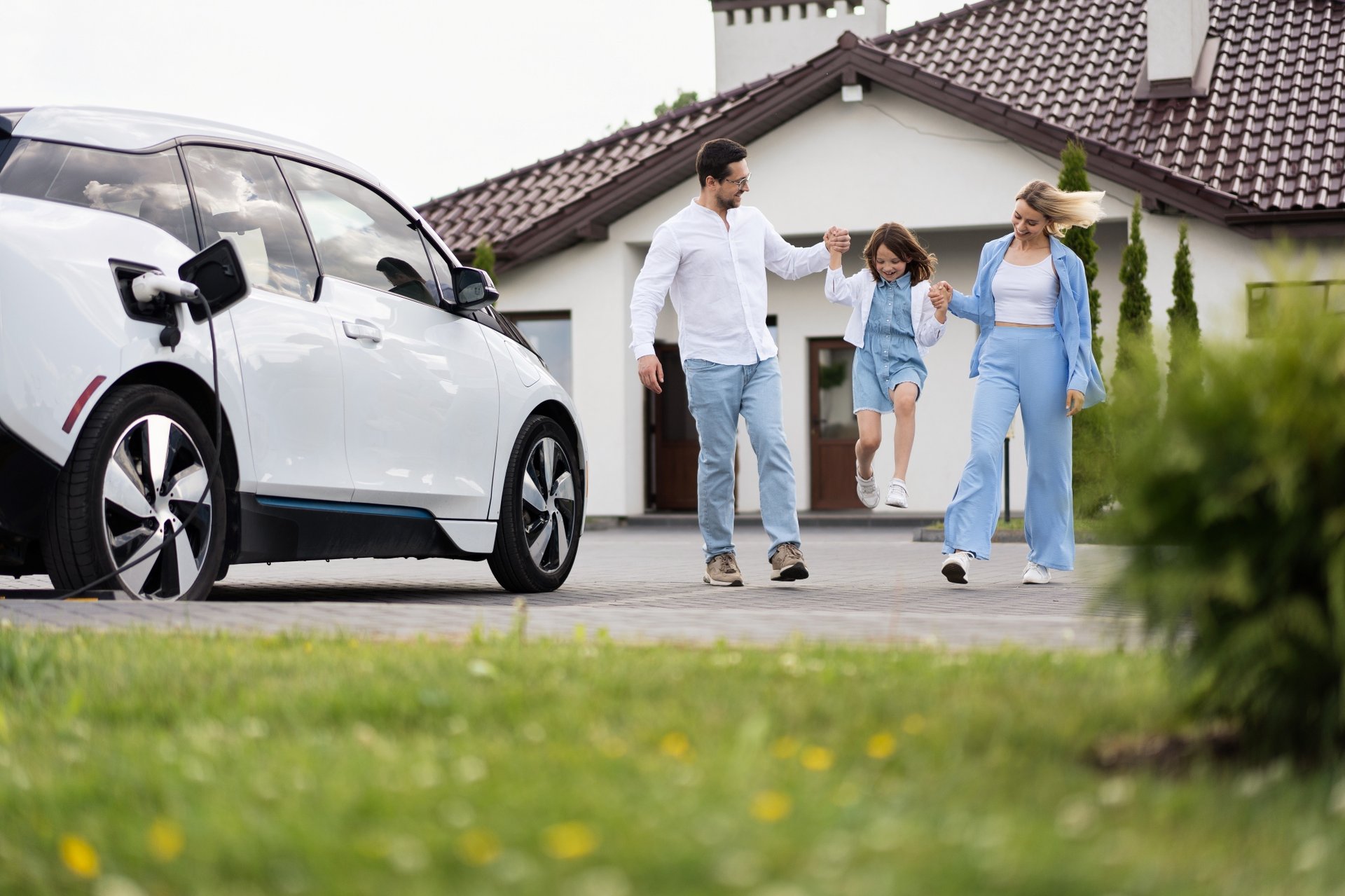 E-Auto kaufen oder leasen? So funktioniert die E-Auto-Förderung 2026