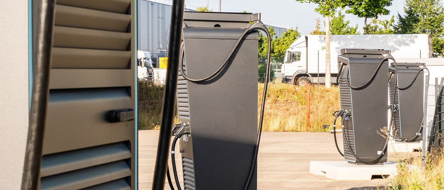 Bayern fördert Depotladeinfrastruktur für E-Lkw: bis zu 60.000 Euro je Ladepunkt