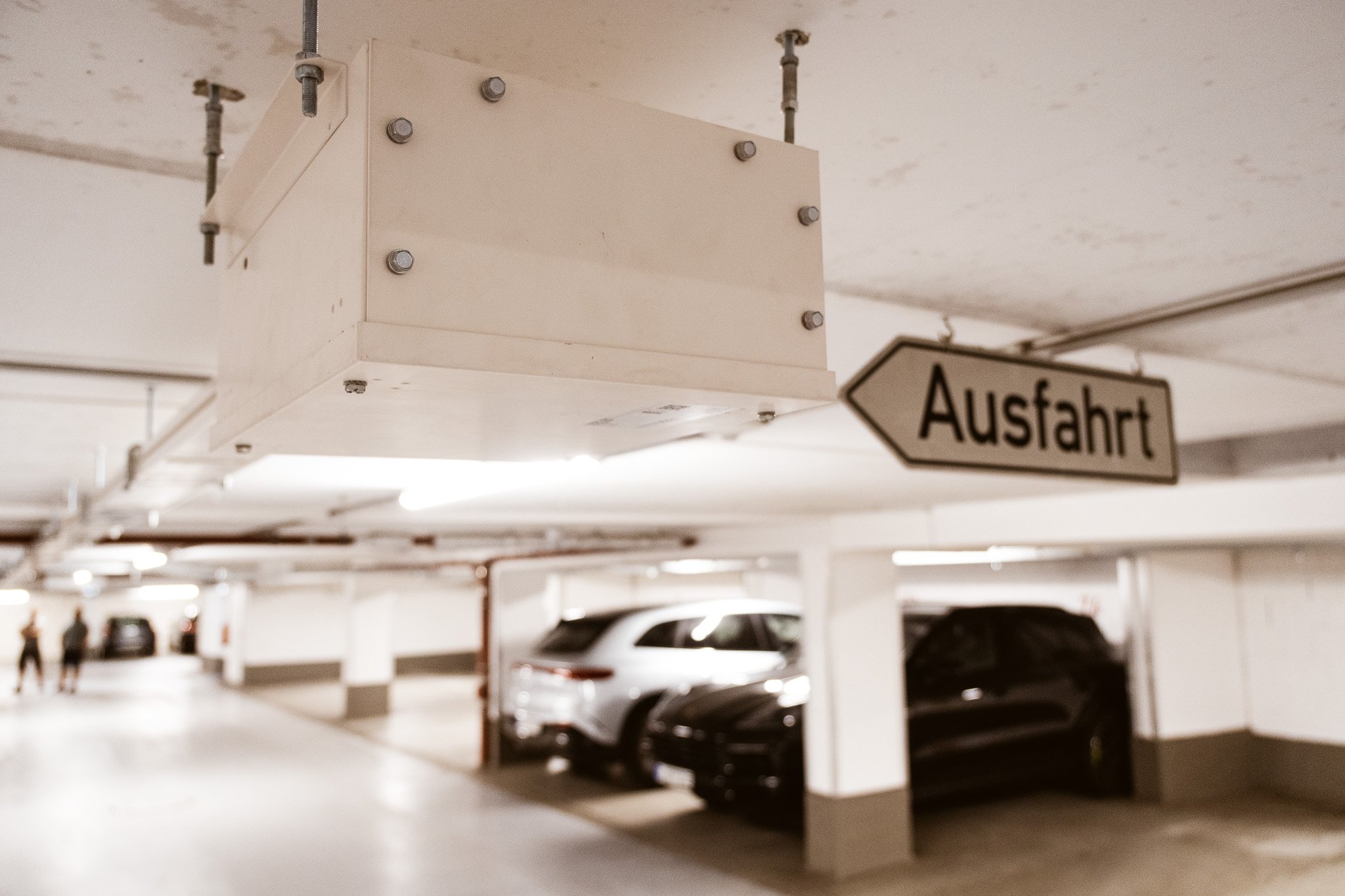 Stromschiene statt Kabelchaos - strukturierte Energieverteilung für Ladeinfrastruktur 