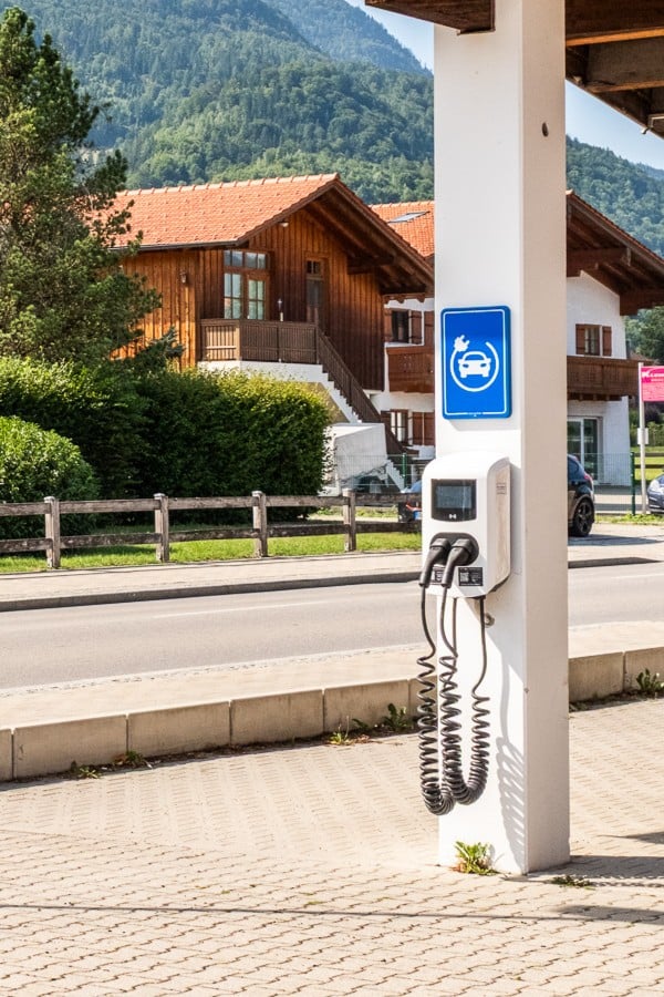 Alfen Eve Double Plus DE Wallbox mit 2 Ladekabeln spiralisiert (bis 22 kW, Eichrecht)