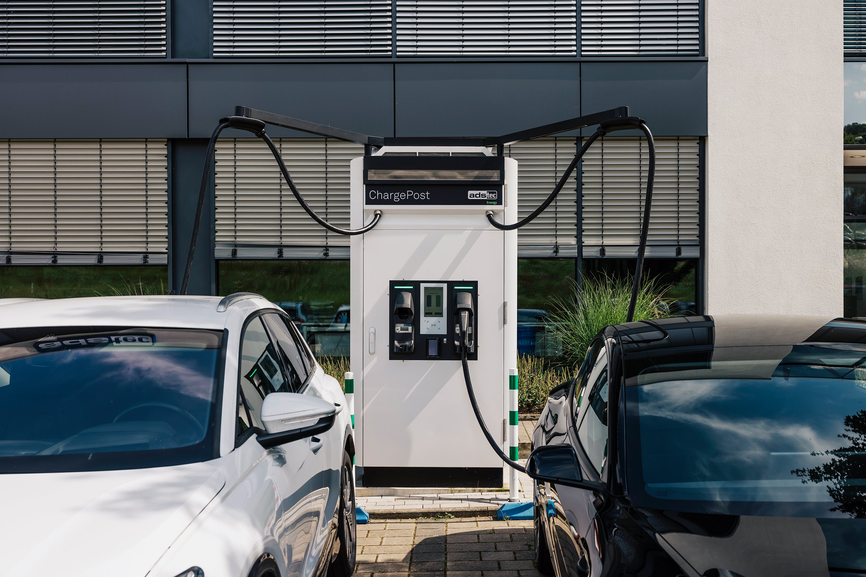 ADS-TEC Energy ChargePost DC-Ladesäule inkl. Batteriespeicher mit 2 CCS2-Ladekabel (bis zu 300 kW)