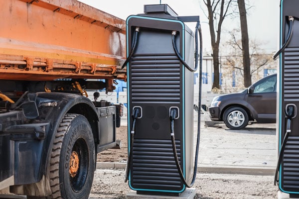 Hypercharger auf einem Bauhof