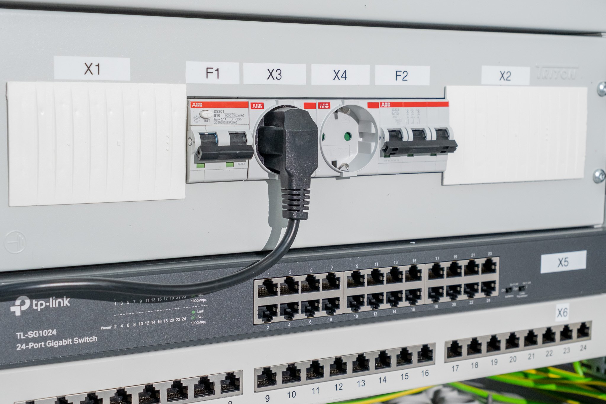 Bayernwerk Netzwerkschrank für dynamisches Lastmanagement Bayernwerk Netzwerkschrank für dynamisches Lastmanagement