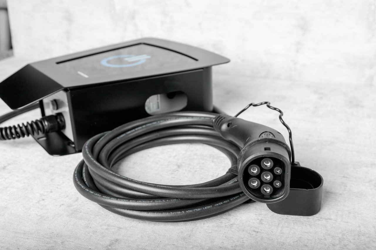 Heidelberg AMPERFIED "Meine Wallbox" BLACK EDITION by energielösung (bis 11 kW) mit Typ 2-Ladekabel
