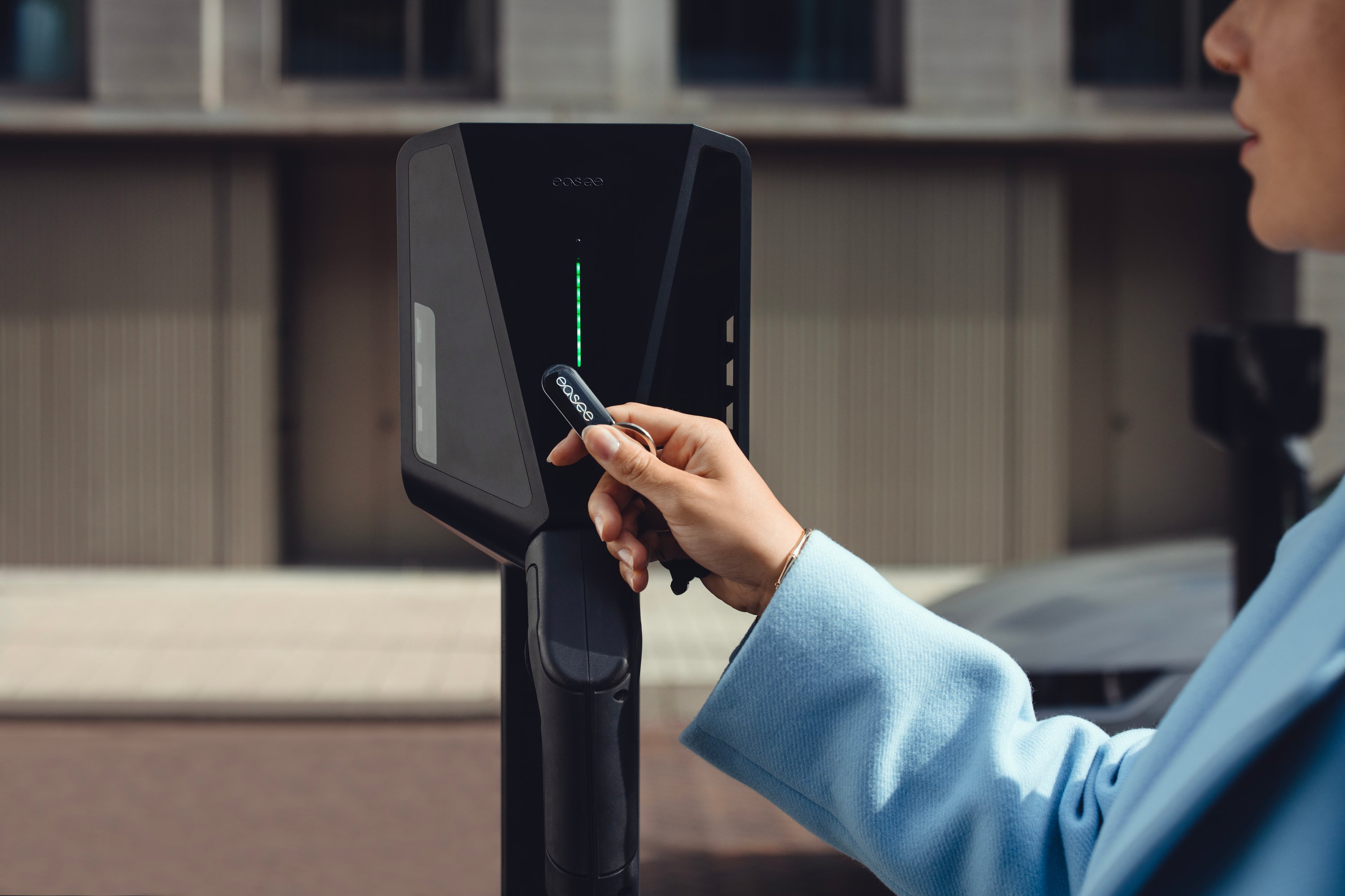 Easee Charge Pro Wallbox (bis 22 kW, Eichrecht) mit Typ 2-Steckdose