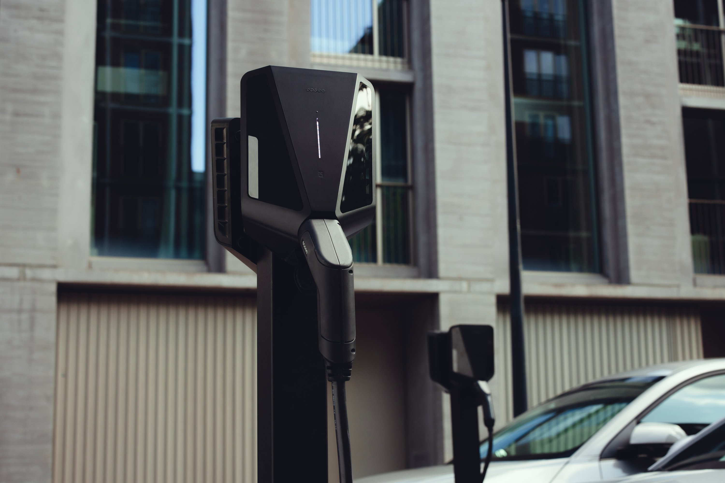 Easee Charge Pro (bis 22 kW) mit Ladesteckdose