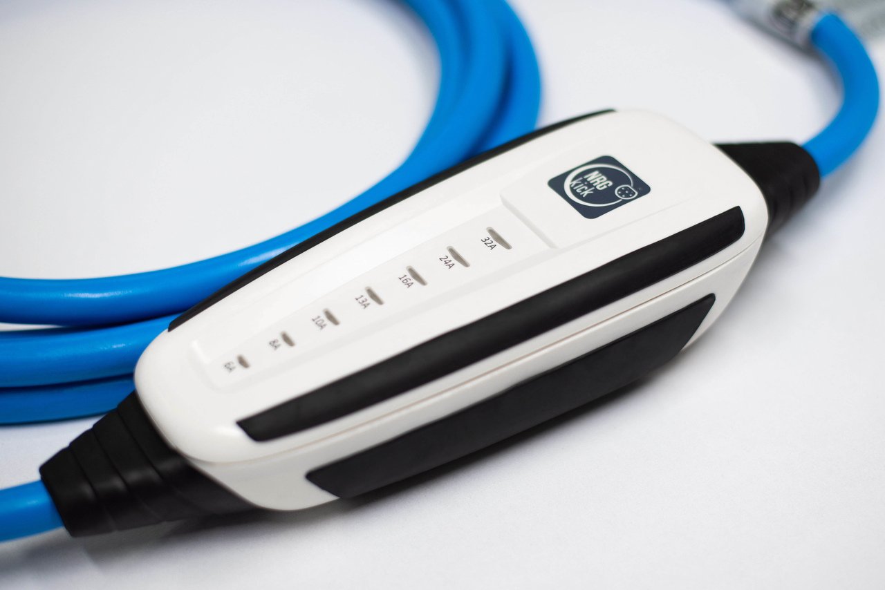 NRGkick Standard mit WLAN, Bluetooth, SIM mobile Ladestation (bis 22 kW) mit Typ 2-Ladekabel - 7,5 m