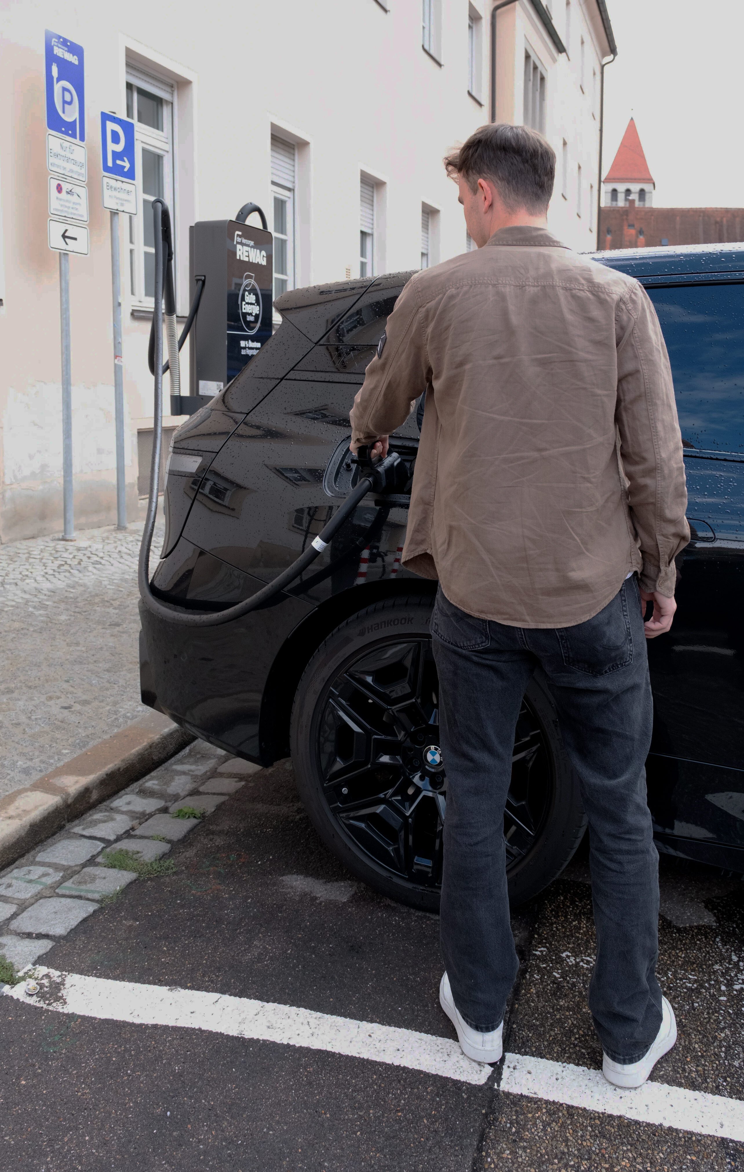 Person l&auml;dt Auto mit dem HYC50